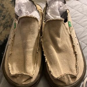 Men’s tan canvas Sanuk shoes. Size 12.